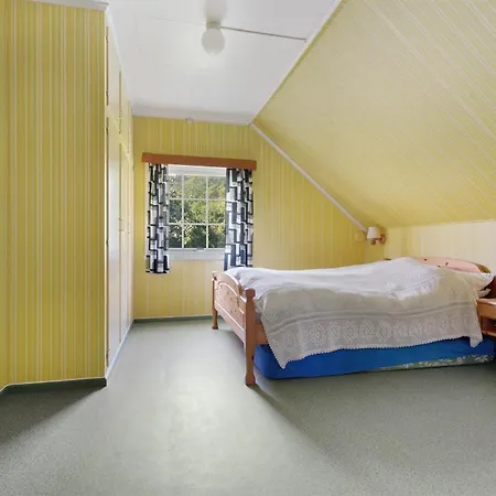 5 Bedroom Cozy In Strandebarm