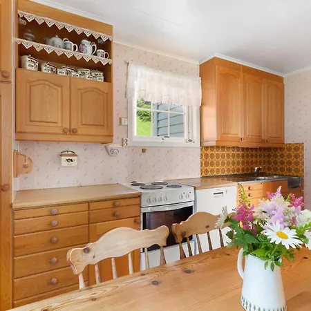 5 Bedroom Cozy In Strandebarm
