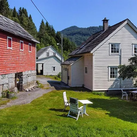 Holiday home 5 Bedroom Cozy In Strandebarm